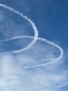 天空飞机尾翼飞过痕迹摄影图片